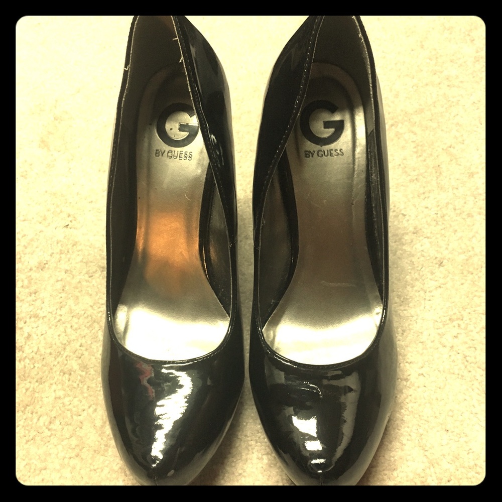 GUESS PATENT LEATHER BLACK PUMPS✨